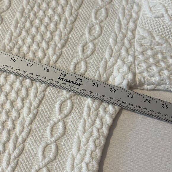 Cozy Meets Chic: White Textured Sweater (Size L) - Picture 4 of 9